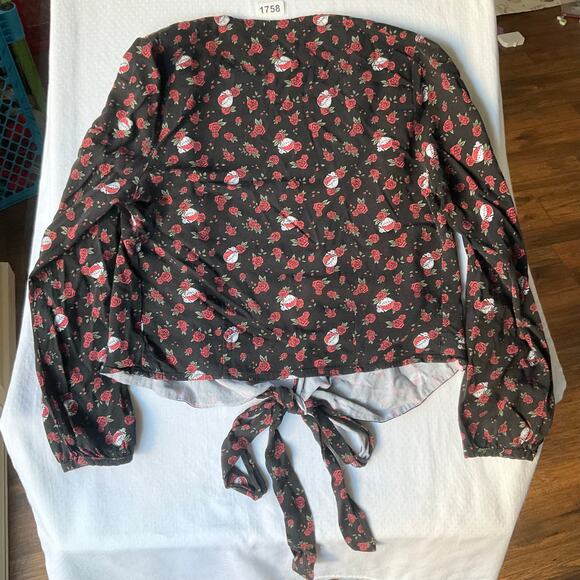 Junk Food Women’s Long Sleeve Rayon Wrap Blouse size L, Black & Red Roses - Picture 7 of 7